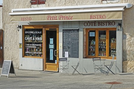 Le restau des réservations. Nous sommes 18 répartis en 3 tables de 6 alors... 